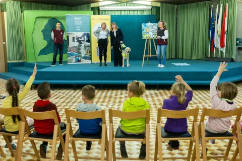 Z vlogo psa vodnika slepih sta učence O&Scaron; A. T. Linharta seznanila britanska veleposlanica Victoria Harrison in njen pes Otto. / Foto: Aljo&scaron;a Kravanja, arhiv in&scaron;tituta Pes