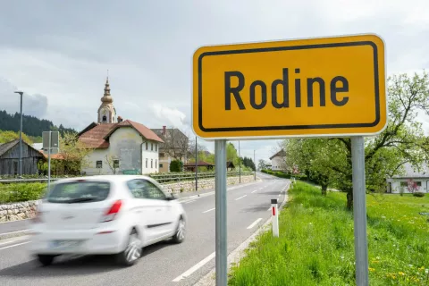 V vasi Rodine se obeta gradnja osmih novih hi&scaron;. / Foto: Nik Bertoncelj