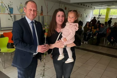 žirovnica sadike češplje novorojenčkom / Foto: Arhiv Občine