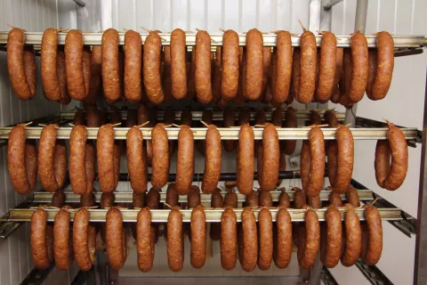 V okviru festivala Dobrote slovenskih kmetij so ocenjevali tudi mesne izdelke. / Foto: Cveto Zaplotnik