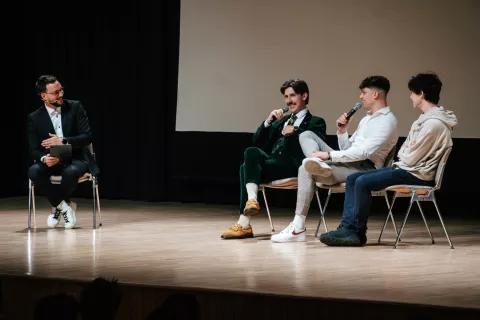 Režiser Tim Luznar, direktor fotografije Amadej Bratuž in scenarist Matija Valant, z njimi se je pogovarjal Nejc Šmit. / Foto: arhiv Turizma Bled