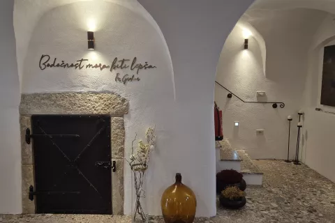 Po hodnikih, stopniščih in sobah je čutiti pridih Ivana Groharja. / Foto: Klara Mrak