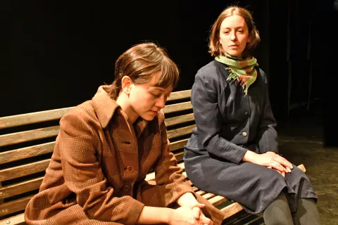 V dvojezični igri Prihodi – Odhodi igrata Lucija Ostan – Verjup in Lara Maria Vouk. / Foto: Teater Rampa