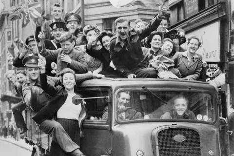Tako so se že 7. maja 1945 veselili Londončani, ko so izvedeli, da je vojne konec. / Foto: Wikipedija
