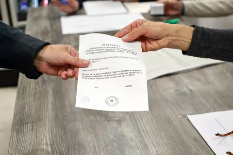 predčasno glasovanje referendum PROTI privilegiranim pokojninam volišče upravna enota Škofja loka / Foto: Tina Dokl