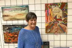 Darjo Kemperle pri slikanju vodi neka nevidna sila. / Foto: Dina Kavčič