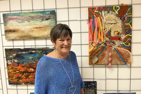 Darjo Kemperle pri slikanju vodi neka nevidna sila. / Foto: Dina Kavčič