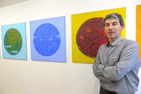 Slikar in grafik Miha Perčič ob svojih likovnih planetih / Foto: Igor Kavčič