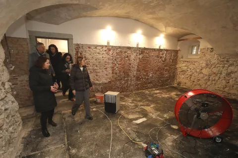 Po tem, ko je potok Blatnica podrl zid pred graščino Katzenstein, je voda vdrla v prostore in popolnoma poplavila pritličje psihiatrične bolnišnice. / Foto: arhiv Gorenjskega glasa