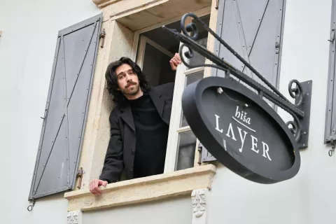 Gal Grobovšek pesnik, oblikovalec, član glasbene skupine Smetnaki tenor saksofon in vokal / Foto: Tina Dokl