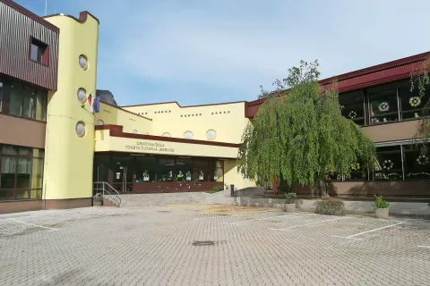 Osnovna šola Toneta Čufarja Jesenice je zdaj energetsko sanirana, ima tudi novo fasado in streho. / Foto: 