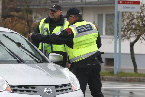 Število prehitrih voznikov, ki so jih v občini Železniki obravnavali redarji, je s predlanskih 875 lani upadlo na 819. Slika je simbolična. / Foto: arhiv GG/Gorazd Kavčič