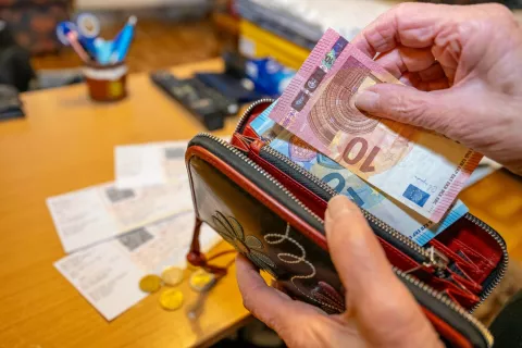 Simbolična fotografija upokojenci in finance, upokojenske pokojnine. / Foto: Nik Bertoncelj