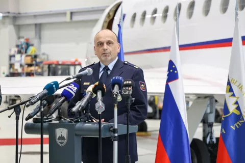 Deset let od prvega prevoza organa za presaditev z vladno letalo RS falcon na fotografiji major Janko Kene 15. BRVLZO, ki je pred desetimi leti opravil prvi pole / Foto: Tina Dokl