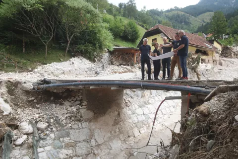 obisk minister za naravne vire in prostor Jože Novak in župan Rok Roblek neurje plaz močno deževje kamen prod pesek Kurja vas Podlebelca potok Noškarjev graben reka dolina vas Kokra občina Preddvor nanos kamen blato mulj skala / Foto: Gorazd Kavčič