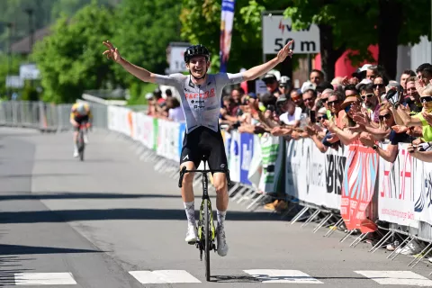 Mladi gorenjski kolesar Jaka Marolt se je v Avstriji veselil svoje prve zmage, ki je vredna še toliko več, saj se je na dirke vrnil bo daljši odsotnosti zaradi bolezni. / Foto: Reinhard Eisenbauer