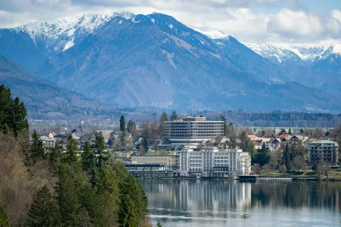 Na Bledu je bilo lani 481.213 prihodov gostov in 1.150.708 nočitev. / Foto: Nik Bertoncelj