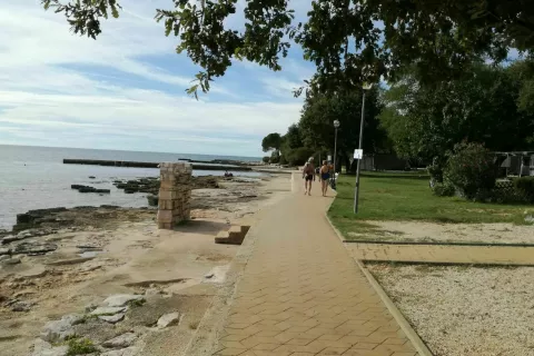 Na zemljišču tik ob morju, ki je že desetletja znano kot »jeseniški kamp«, imajo še danes (upokojeni) zaposleni in njihovi potomci postavljene počitniške prikolice. / Foto: arhiv Občine Jesenice