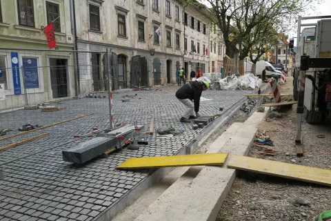 Tlakovanje se nadaljuje proti središču Mestnega trga. / Foto: Vilma Stanovnik