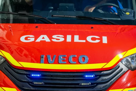 Člani Prostovoljnega gasilskega društva Duplje so letos že tradicionalno pripravili prvomajsko budnico, a so jo morali zaradi prijave predčasno zaključiti. / Foto: Nik Bertoncelj