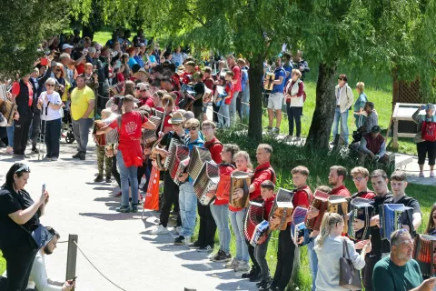 Tradicionalna prireditev Harmonike harmonika ob Blejskem jezeru 2025 Bled / Foto: Tina Dokl