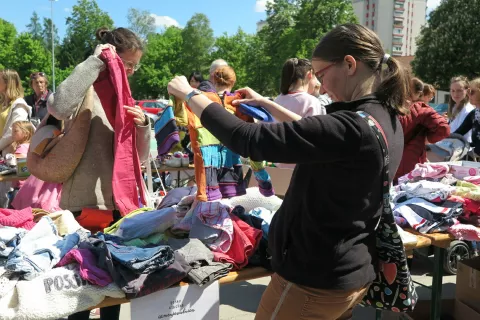 Izmenjevalnica je nastala zaradi želje mamic, da zamenjajo otroška oblačila, sedaj pa izmenjujejo tudi oblačila za odrasle. / Foto: Vilma Stanovnik