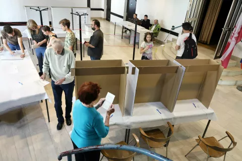 referendum PROTI privilegiranim pokojninam volišče Stražišče / Foto: Tina Dokl