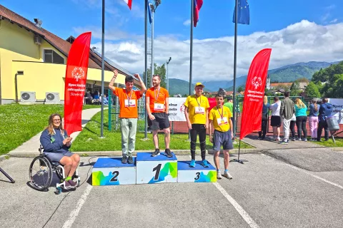 Medalje je najboljšim podelila paralokostrelka in prejemnica  bronaste paraolimpijske medalje Živa Lavrinc. / Foto: Špela Šimenc