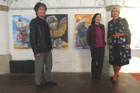 Kustos galerijske postavitve Boštjan Soklič, umetnikova soproga, slikarka Draga Davitkova Erič in direktorica Muzejev Radovljiške občine Petra Bole / Foto: Igor Kavčič