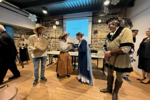 Na prvi simbolni izmenjavi daril sta piranska solinarja podarila sol, blejska grajska gospoda pa v zameno kremno rezino. / Foto: arhiv Občine Piran