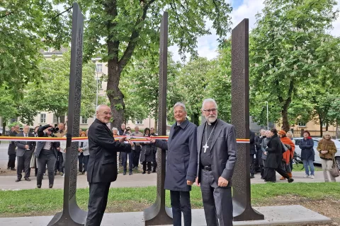 Štiri bronaste stele z dvojezičnimi imeni blizu 200 krajev na dvojezičnem ozemlju so odprli njihov avtor Valentin Oman, koroški deželni glavar dr. Peter Kaiser in celovško – krški škof dr. Jože Marketz. / Foto: Jože Košnjek