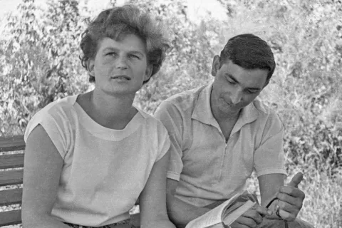 Iz pionirskih časov: sovjetska astronavta Valentina Tereškova in Valerij Bikovski, tik preden sta junija 1963 v vesolje poletela eden za drugim. / Foto: Wikipedija