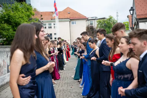 Maturantsko četvorko so dijaki zaključnih letnikov v sredo zaplesali tudi v Kranju. / Foto: Primož Pičulin