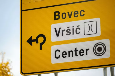 Simbolična fotografija občina Kranjska Gora.Tabla krožišče, Bovec, Vršič / Foto: Nik Bertoncelj