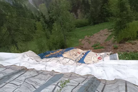 Dva od plazov, ki so se sprožili v Davči, ogrožata tudi stanovanjski hiši. Gasilci so oba prekrili, da se ne bi večala in ne bi prišlo do poškodb na nepremičninah. / Foto: Boštjan Bevk