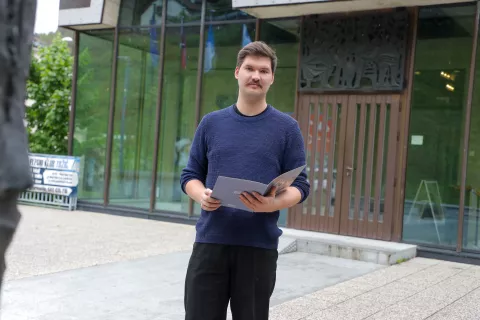 Razstavo sta pripravila Žan Škrjanec (na fotografiji) in dr. Anja Bajda, v. d. direktorice Tržiškega muzeja. / Foto: Tina Dokl