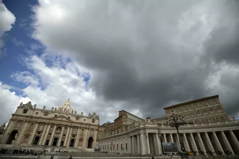 Vatikan, Trg sv. Petra.Pogled na baziliko svetega Petra drugi dan konklava za izvolitev novega papeza. / Foto: Ansa/sta