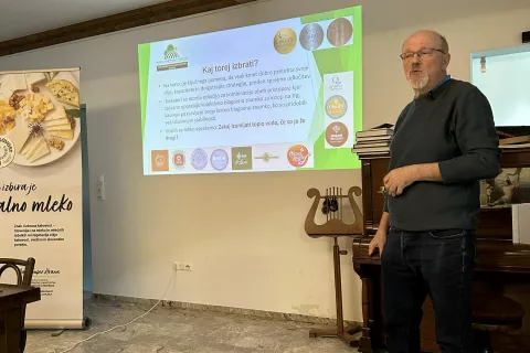Tomaž Cör iz Kmetijsko gozdarskega zavoda Kranj je dejal, da so sheme kakovosti tudi priložnost za kmečke sirarje. / Foto: Arhiv Združenja Kmečkih Sirarjev
