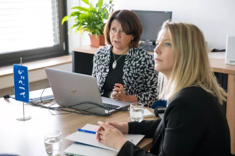 Novinarska konferenca AJPES - predstavitev podatkov o poslovanju družb in podjetnikov gorenjske regije v letu 2024. Na fotografiji - Nina Vrabelj, Uroš Kopavnik, Zdenka Kajdiž in Urška Rihtaršič / Foto: Primož Pičulin