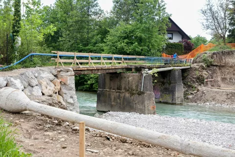 Del starega mostu čez Kokro na Visokem so že porušili, v celoti pa ga bodo po zaključku gradnje novega mostu. / Foto: Tina Dokl