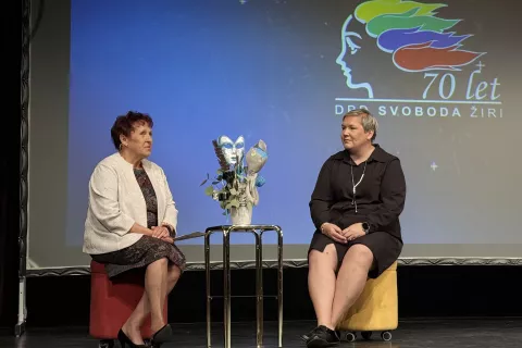 Nekdanja predsednica Metka Debeljak (levo) je svoji naslednici predala šopek kulture. / Foto: Tanja Mlinar