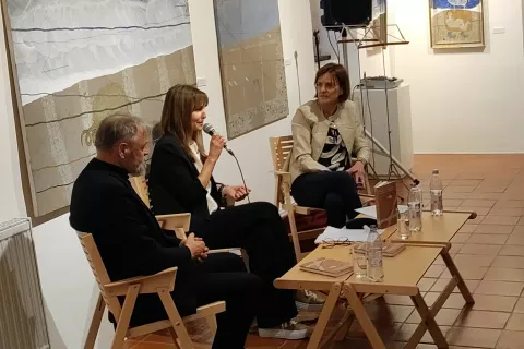 Miljana Cunta in dr. Jožef Muhovič v pogovoru z Nežo Gačnik v Galeriji Prešernovih nagrajencev. / Foto: Samo Lesjak