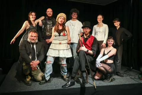 DeKabaret produkcija KD Priden Možic, Izvedbena dramaturgija Anja Bezlova, nastopajoči Tanita Rose, Naja Lipičnik, Daša Resnik, Pino Pograjc, Gašper Selko, Kristina Kokalj, Goran Završnik, Anja Bezlova Završnik / Foto: Tina Dokl