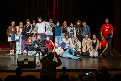 5. festival mladih gledališčnikov Nova GazGledališče Toneta Čufarja Jesenicepodelitev nagrad skupinska fotografija / Foto: Nik Bertoncelj