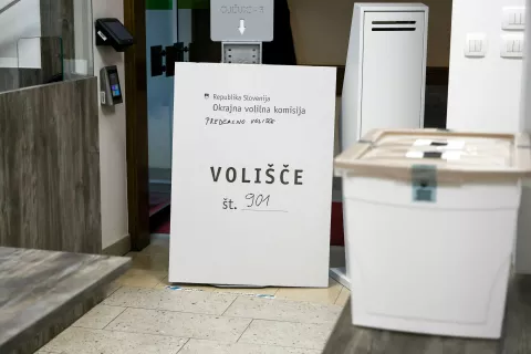 predčasno glasovanje referendum PROTI privilegiranim pokojninam volišče upravna enota Škofja loka / Foto: Tina Dokl