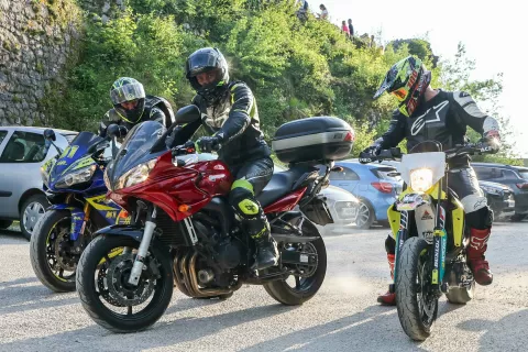 Dogodek je odlična priložnost za vse motoriste, da osvežijo znanje, preizkusijo svoje spretnosti in se družijo z drugimi navdušenci nad motorji. Organizatorji ob tem poudarjajo pomen preventivnih aktivnosti, saj statistike kažejo, da je med motoristi delež poškodovanih in umrlih še vedno previsok. / Foto: Tina Dokl