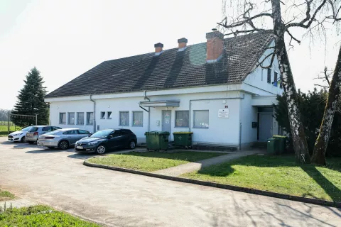 Na podružnični šoli v Trbojah bodo hkrati s postavitvijo sončne elektrarne zamenjali tudi streho. / Foto: Tina Dokl