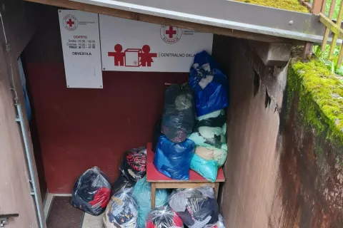 Vreče z oblačili, odvržene pred vrata skladišča Rdečega križa v Radovljici / Foto: Marjana Ahačič