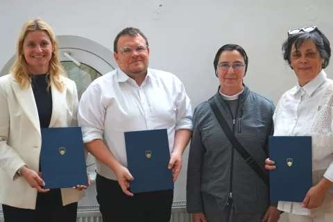 Minister za solidarno prihodnost Simon Maljevac je obiskal Dom upokojencev Domžale in ob tem podpisal pismo o nameri za izgradnjo nove enote doma upokojencev v naselju Mala Loka. / Foto: Ministrstvo Za Solidarno Prihodnost