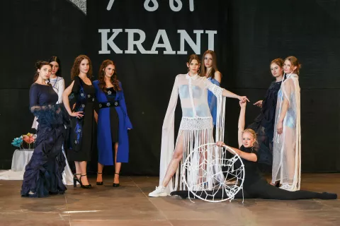 Srečanje srednjih &scaron;ol za oblikovanje, tekstil in frizerstvo so letos pripravili pod naslovom Ujemi svoje sanje. / Foto: Tina Dokl